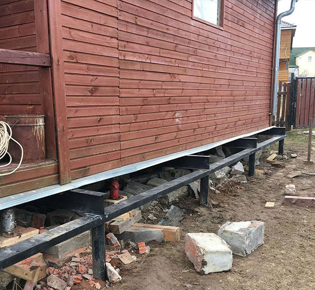 Ремонт старого фундамента винтовыми сваями в Арамиле